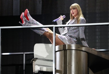 Hvězdná Taylor Swift na turné Eras: Červené podrážky a spousta krystalů