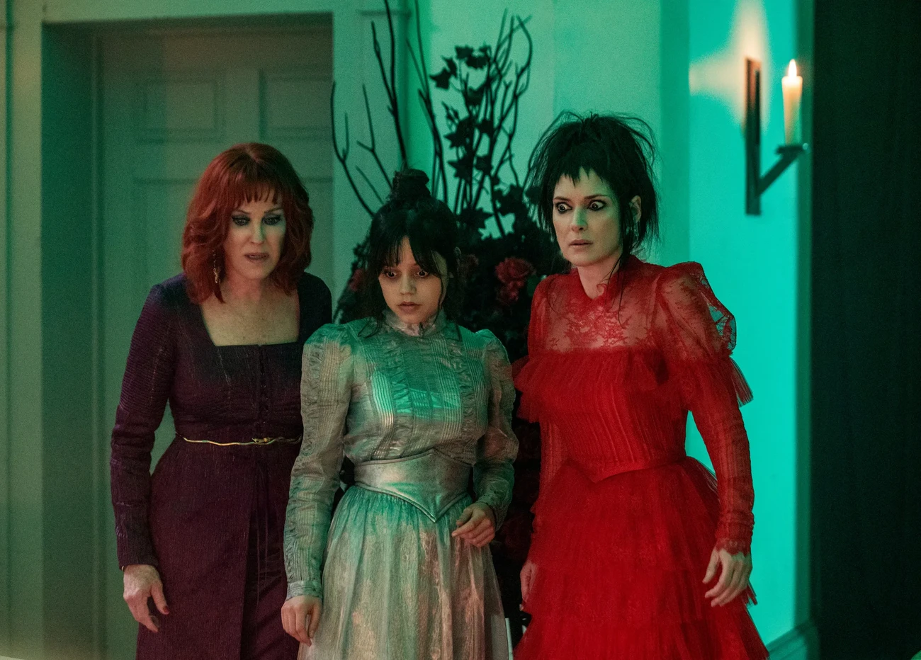 Catherine O'Hara, Jenna Ortega a Winona Ryder ve filmu Beetlejuice