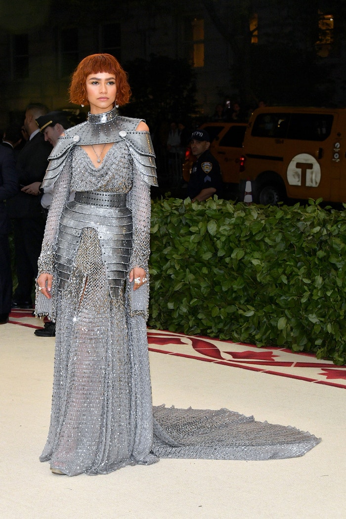 Zendaya jako Johanka z Arku v róbě od Versace na Met Gala 2018