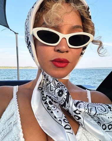 Odložte černé sluneční brýle. Beyoncé velí nasadit bílé kočičí