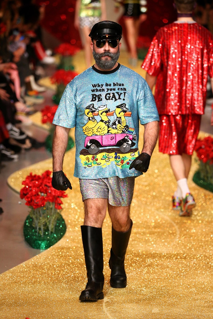 Ashish AW17: DNA značky je okamžitě rozpoznatelná, a to i na dálku. Vousatý daddy v tričku s nápisem „Why be blue when you can be gay!“ se neodmyslitelně zapsal do historie.