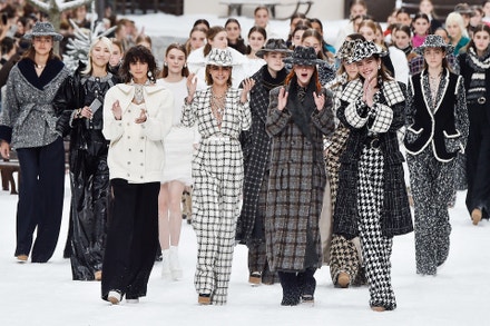 Cara Delevingne & Mariacarla Boscono na přehlídce Chanel AW19/20, Paris Fashion Week, březen 2019
