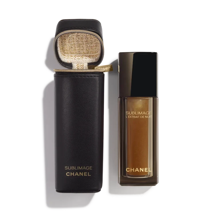 Noční sérum Sublimage L'Extrait du Nuit v limitované edici s tvídovo-koženým pouzdrem, CHANEL, prodává Chanel, 21 210 Kč