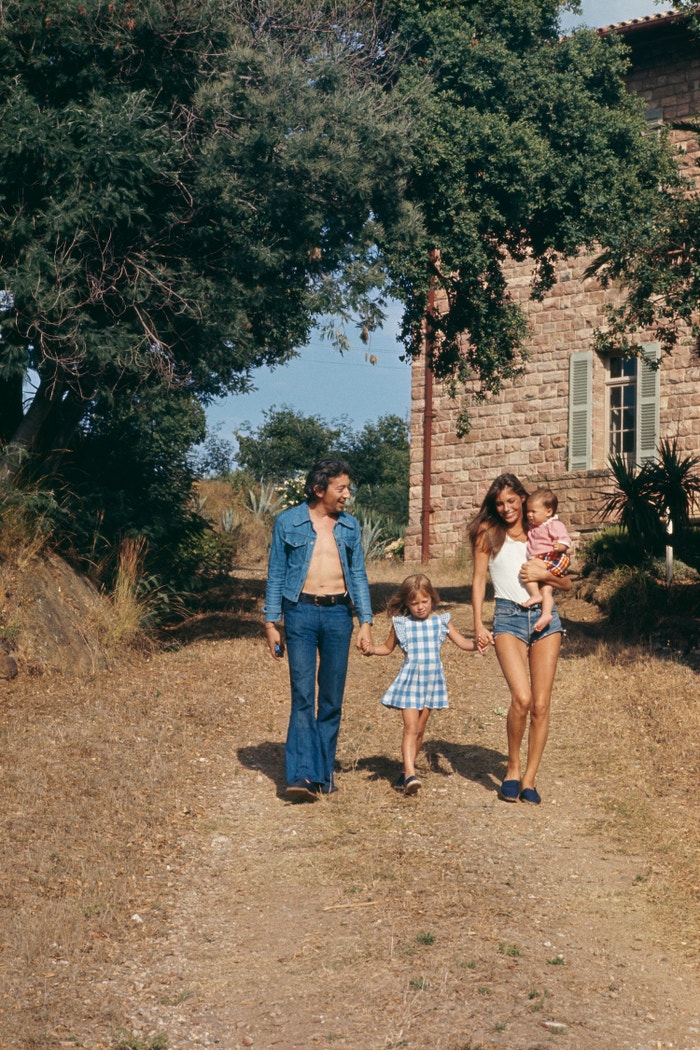 Serge Gainsbourg a Jane Birkin s dcerami Kate Barry a Charlotte Gainsbourg v Saint-Tropez, srpen 1972