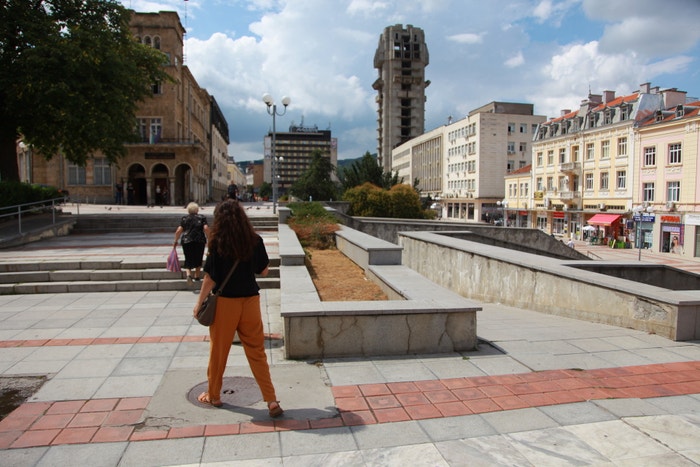 Centrální plocha náměstí je vyvýšená, jelikož i pod ní se mělo nacházet centrum města Šumen.