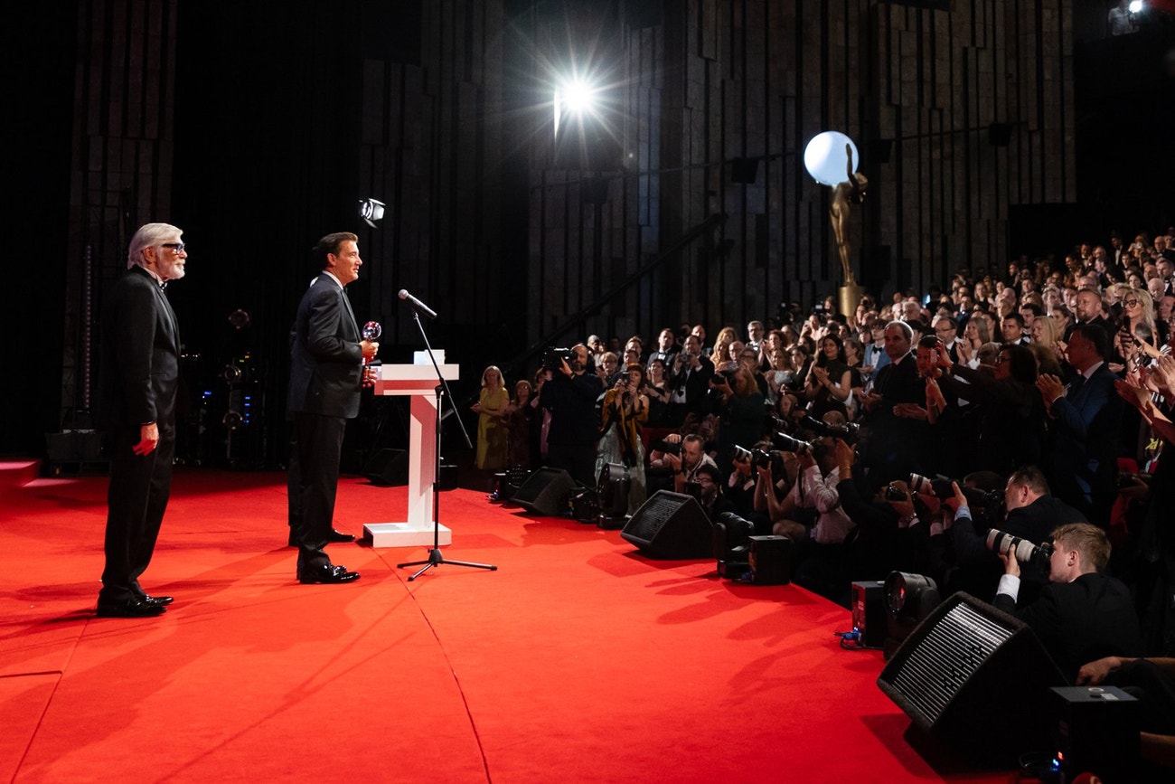 Herec Clive Owen a prezident festivalu Jiří Bartoška, Cena prezidenta MFF Karlovy Vary