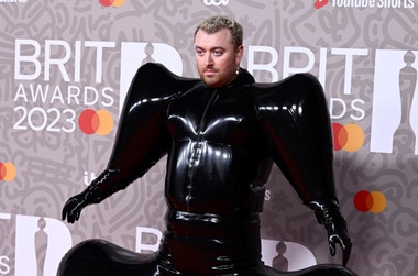 Brit Awards 2023: Latex, mašle, volány. V čem dorazily celebrity na červený koberec?