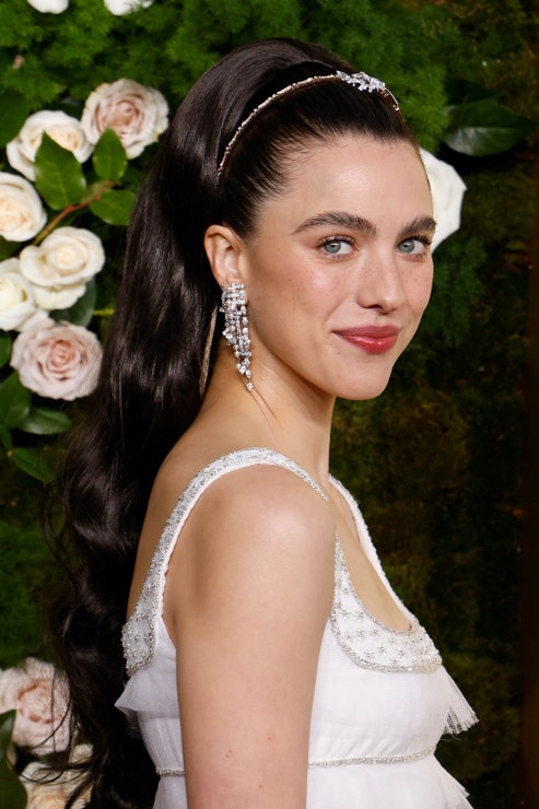 Margaret Qualley v šatech Chanel na Golden Globes 2025