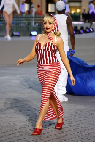 Sabrina Carpenter se objevila v retro plavkách na přehlídkovém mole Vogue World 2024 