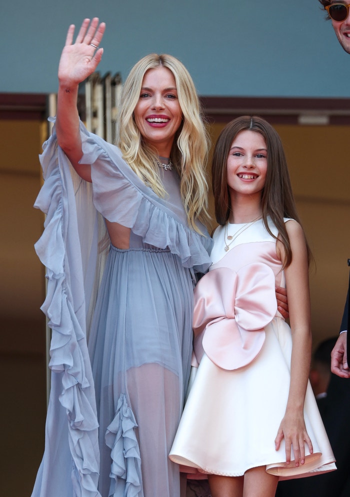 Sienna Miller v šatech Chloé s dcerou Marlowe Sturridge na filmovém festivalu v Cannes, 19. května 2024