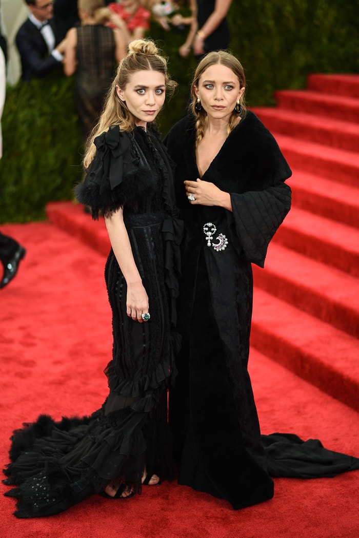 Ashley Olsen a Mary Kate Olsen na Met Gala 2015, téma China: Through The Looking Glass, Metropolitní muzeum v New Yorku, květen 2015
