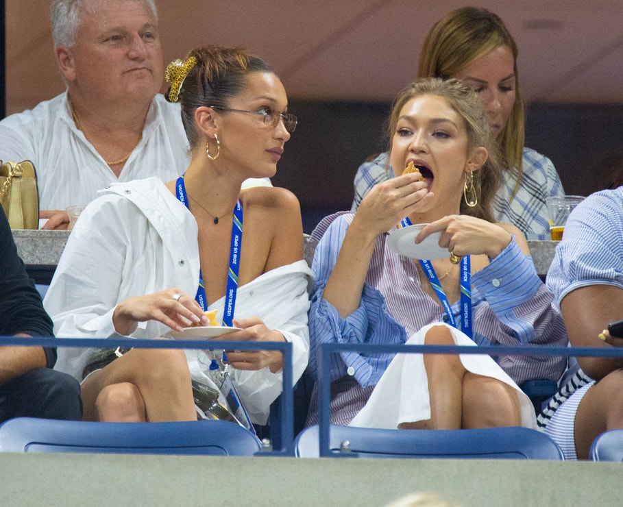 Bella Hadid se svou sestrou Gigi Hadid během zápasu US Open, září 2018