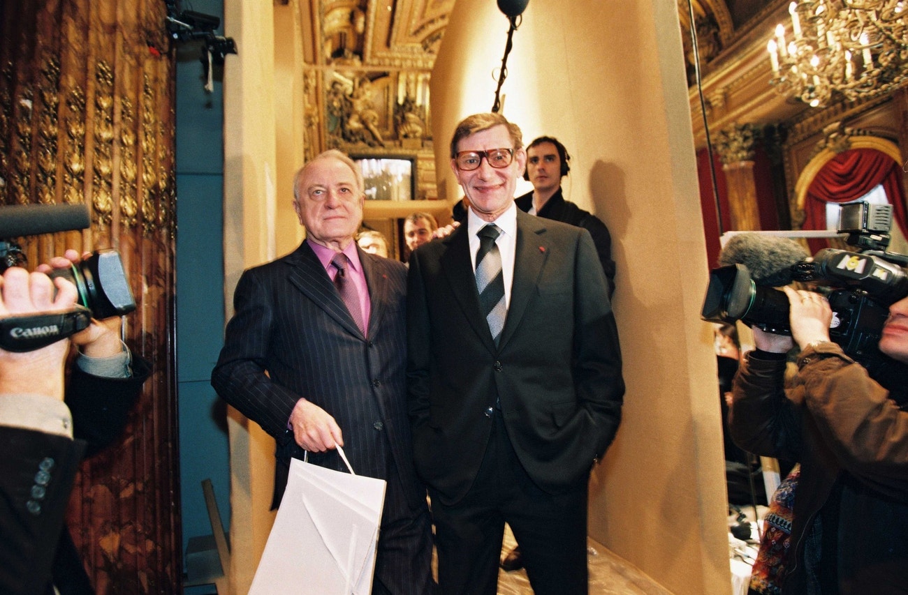 Yves Saint Laurent a Pierre Bergé na přehlídce haute couture jaro - léto 1998, 21. ledna 1998