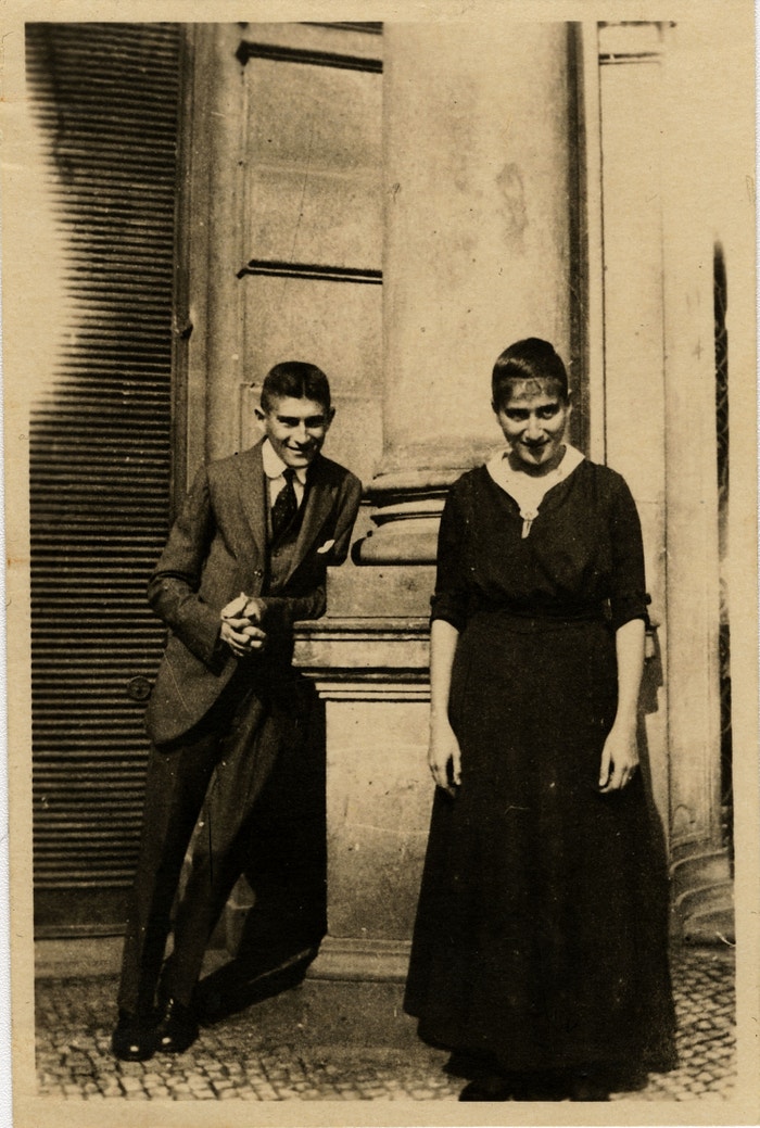 Franz Kafka se sestrou Ottlou před Oppeltovým domem v Praze
