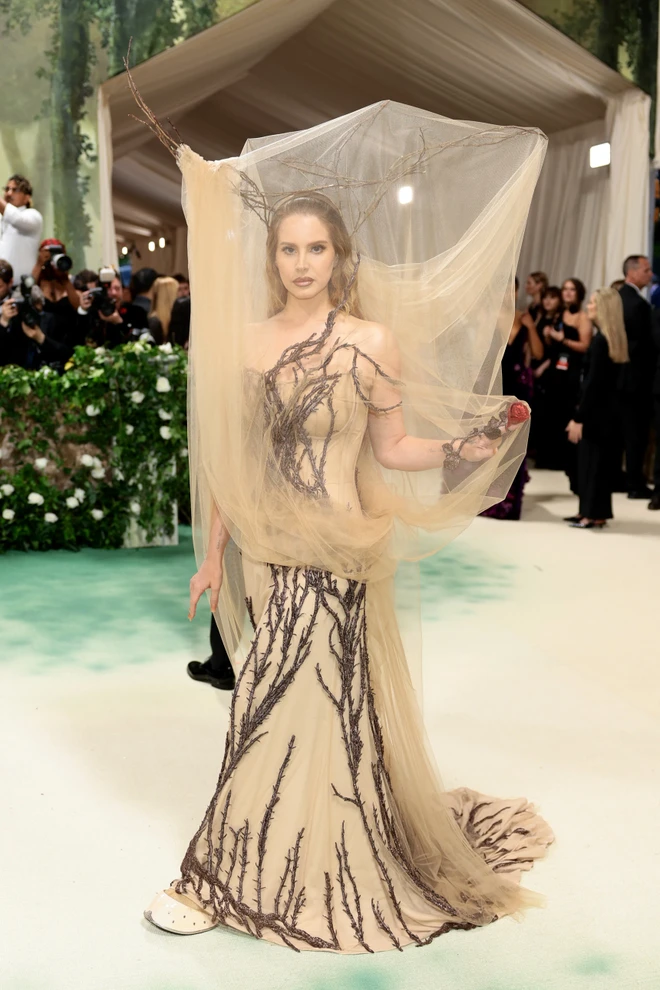 Lana Del Rey v kreaci Alexander McxQueen na Met Gala 2024