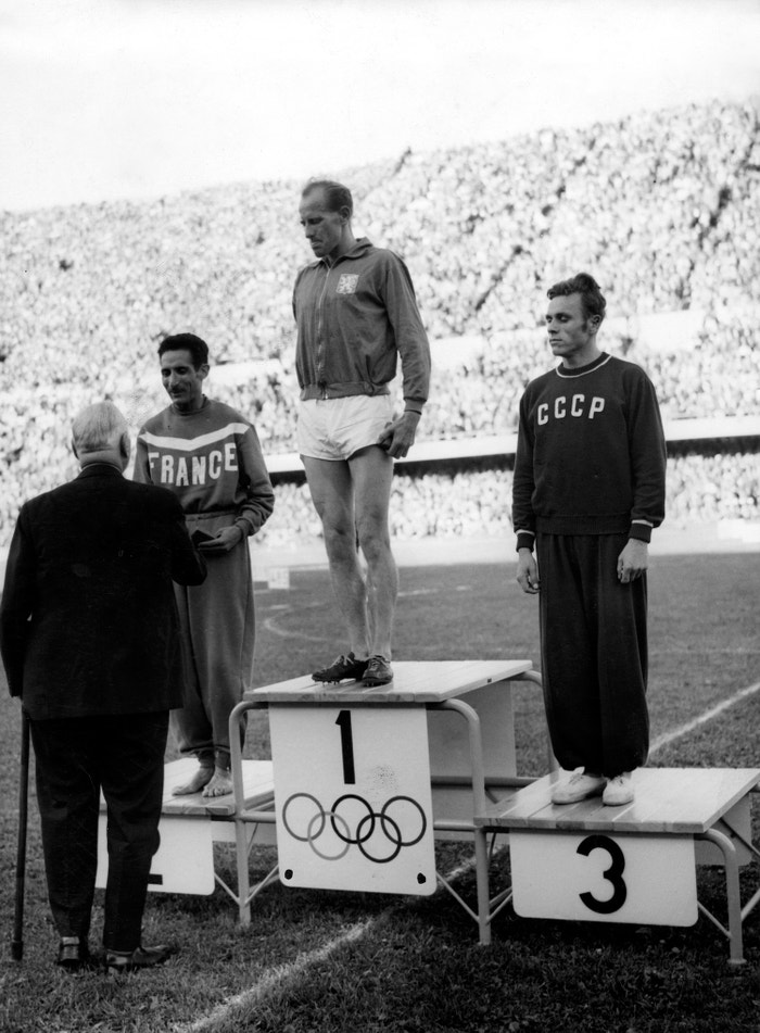 Stupně vítězů na olympiádě v Helsinkách, 1952. Emil Zátopek zvítězil v běhu na 10 000 metrů.