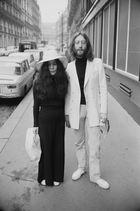 John Lennon a Yoko Ono na líbánkách v Paříži, 1969