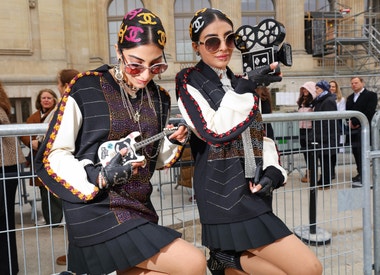 Zářivé punčochy, bláznivé potisky i bouřlivě nabrané rukávy: ten nejlepší street style z Paris Fashion Week 2025