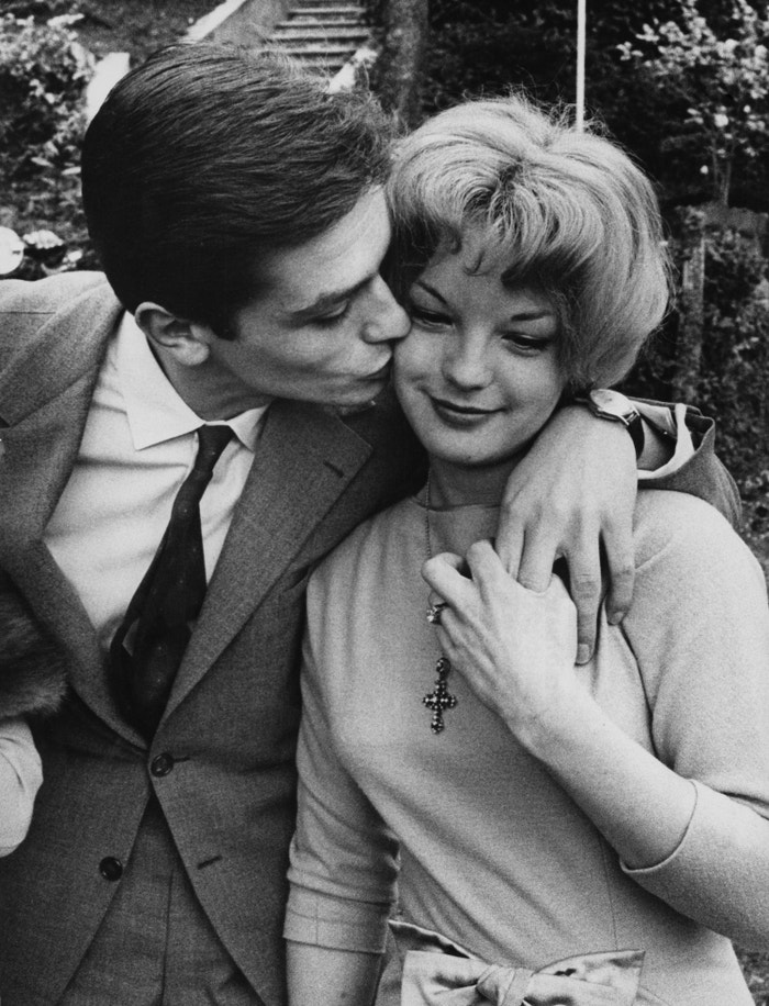 Alain Delon a Romy Schneider v Itálii krátce po oznámení svého zasnoubení, březen 1959