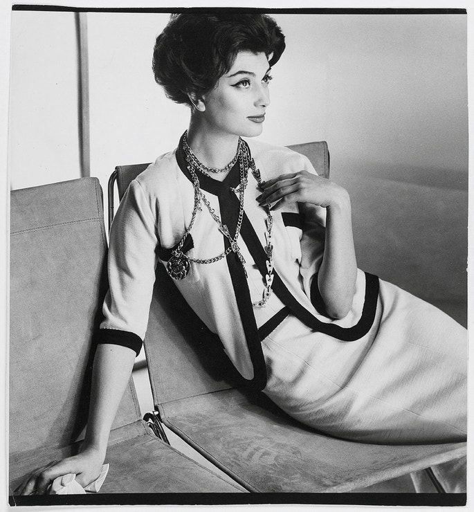 Marie-Hélène Arnaud v kostýmku Chanel pro americkou Vogue, březen 1958