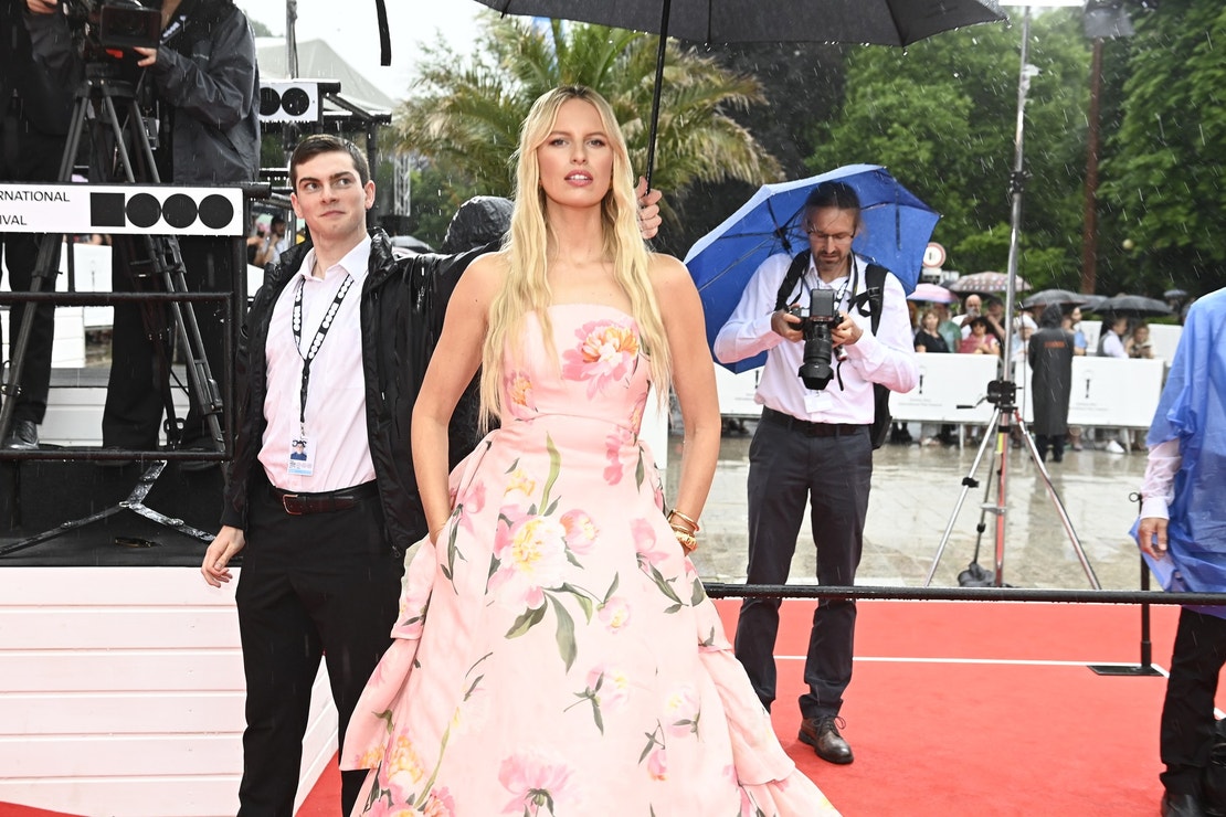 Filmový festival Karlovy Vary 2024 – zakončení: Karolína Kurková v šatech Carolina Herrera, 6. července 2024