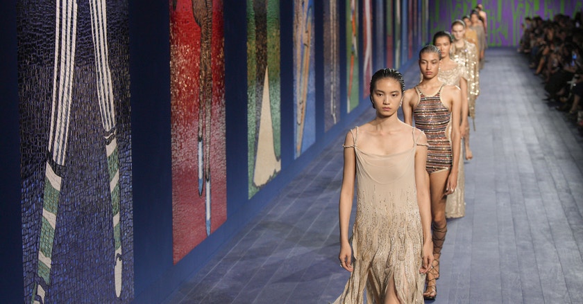 Sošné šaty a inspirace antikou: Bohyně Dior oslavily na haute couture show krásu a sílu ženského těla