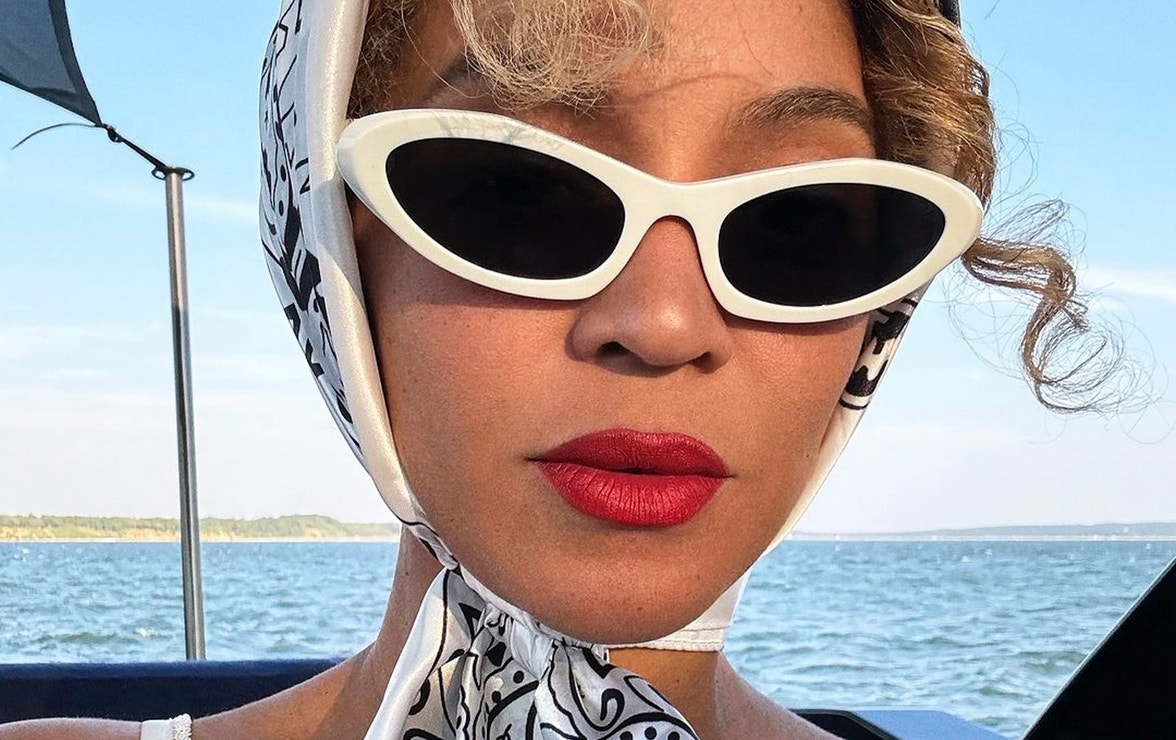 Odložte černé sluneční brýle. Beyoncé velí nasadit bílé kočičí