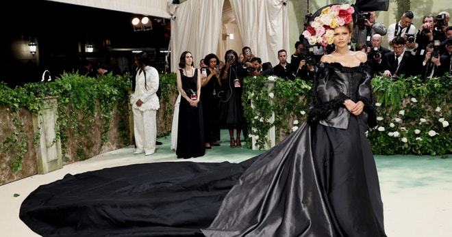 Zendaya ve vintage šatech Givenchy by John Galliano na Met Gala 2024