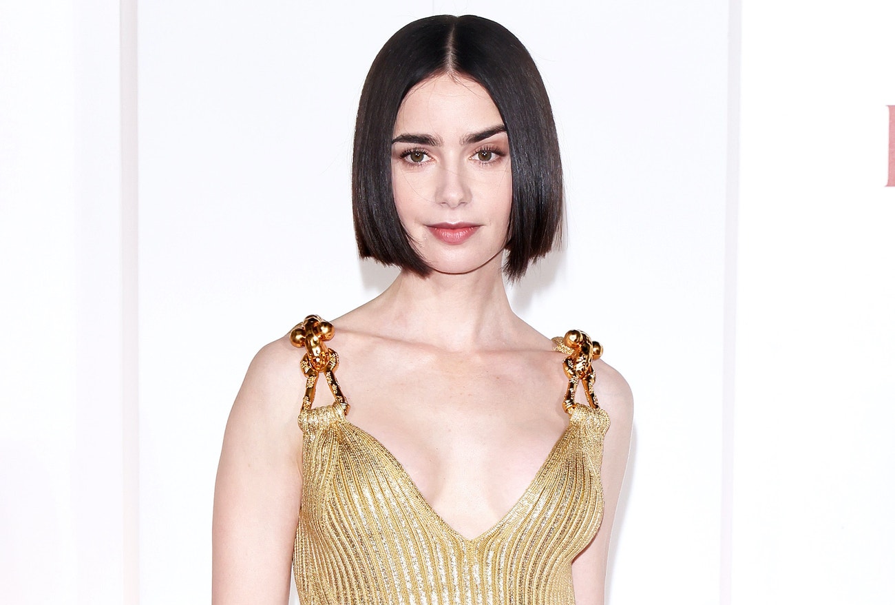 Lily Collins v šatech Schiaparelli na premiéře Emily in Paris v Římě