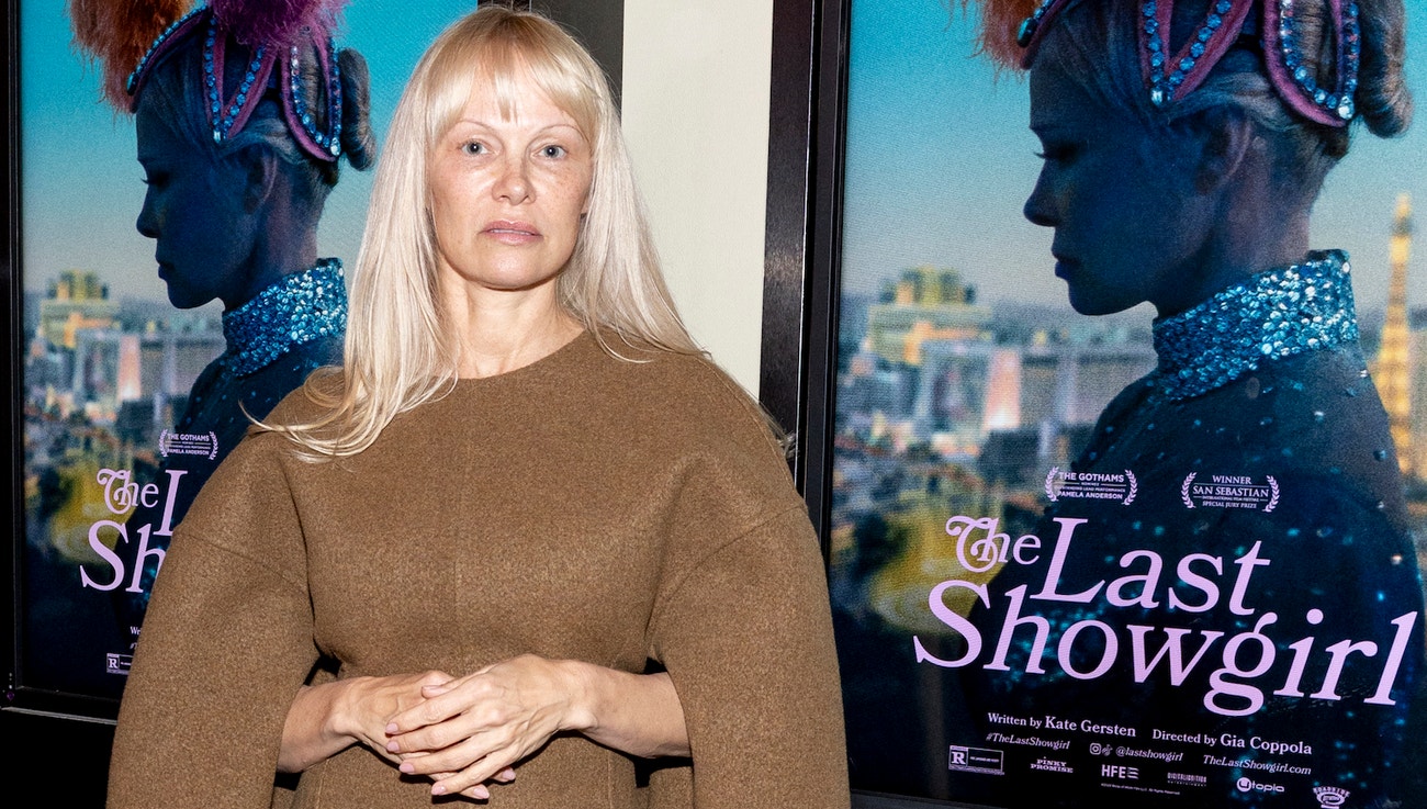 Pamela Anderson na promítání filmu The Last Showgirl v šatech Bottega Veneta, 8. prosince 2024