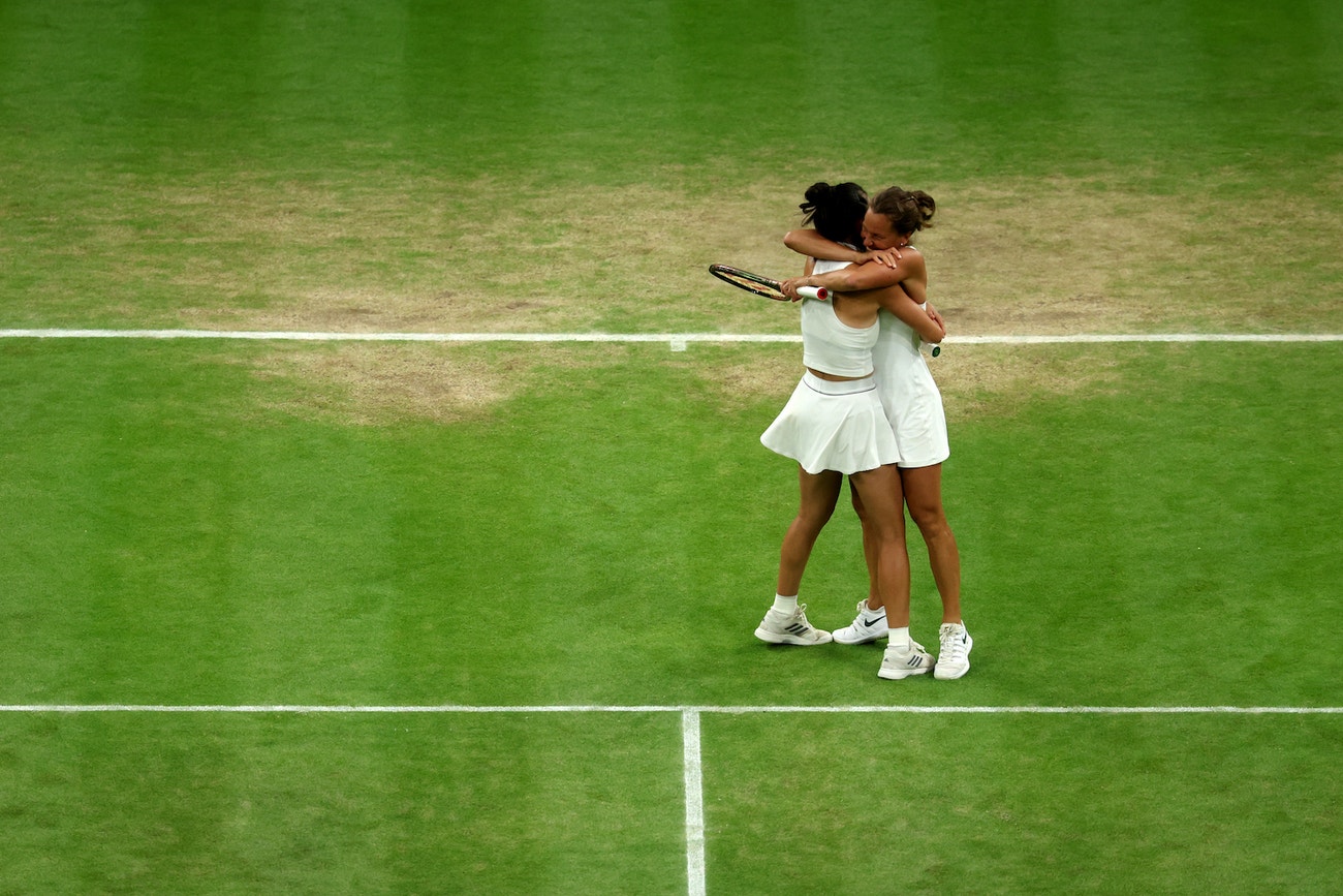 Su-Wei Hsieh a Barbora Strýcová po výhře ve dvojhře na Wimbledonu 2023