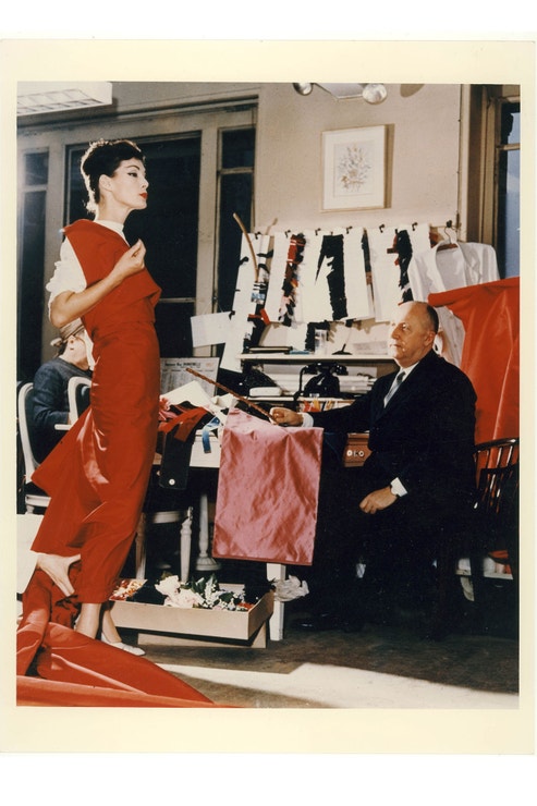 Christian Dior s modelkou Lucky, kolem roku 1955 (Christian Dior: Designer of Dreams)