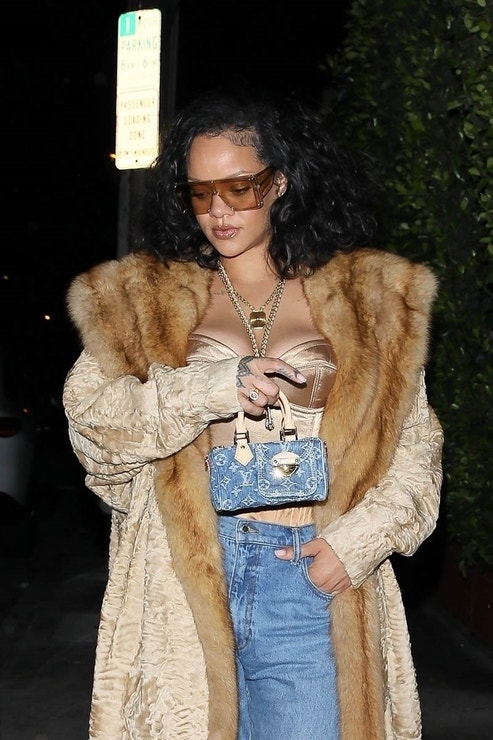 Rihanna s denimovou kabelkou Louis Vuitton Speedy, 12. listopadu 2024