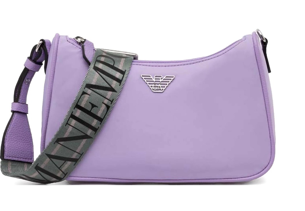 Crossbody kabelka v levandulovém odstínu, EMPORIO ARMANI, prodává Farfetch, 221 €