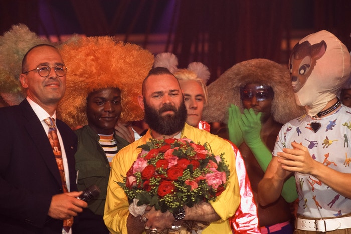 Walter Van Beirendonck SS96: Epidemie HIV a s ní spojené stigma se podepsalo také na módním světě. Převládal stud a strach o nemoci mluvit. Belgický návrhář Walter Van Beirendonck se však nebál a představil kolekci plnou sexu s odkazem na gay kluby a noční život.