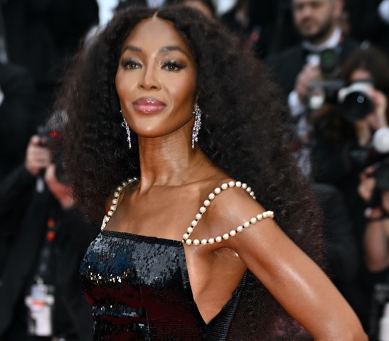 Naomi Campbell si oblékla šaty, které sama představila na přehlídkovém mole v roce 1996