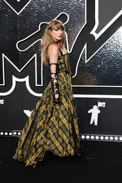 Taylor Swift v šatech Christian Dior, botách Stuart Weitzman a šperích Lorraine Schwartz na MTV VMAs 2024