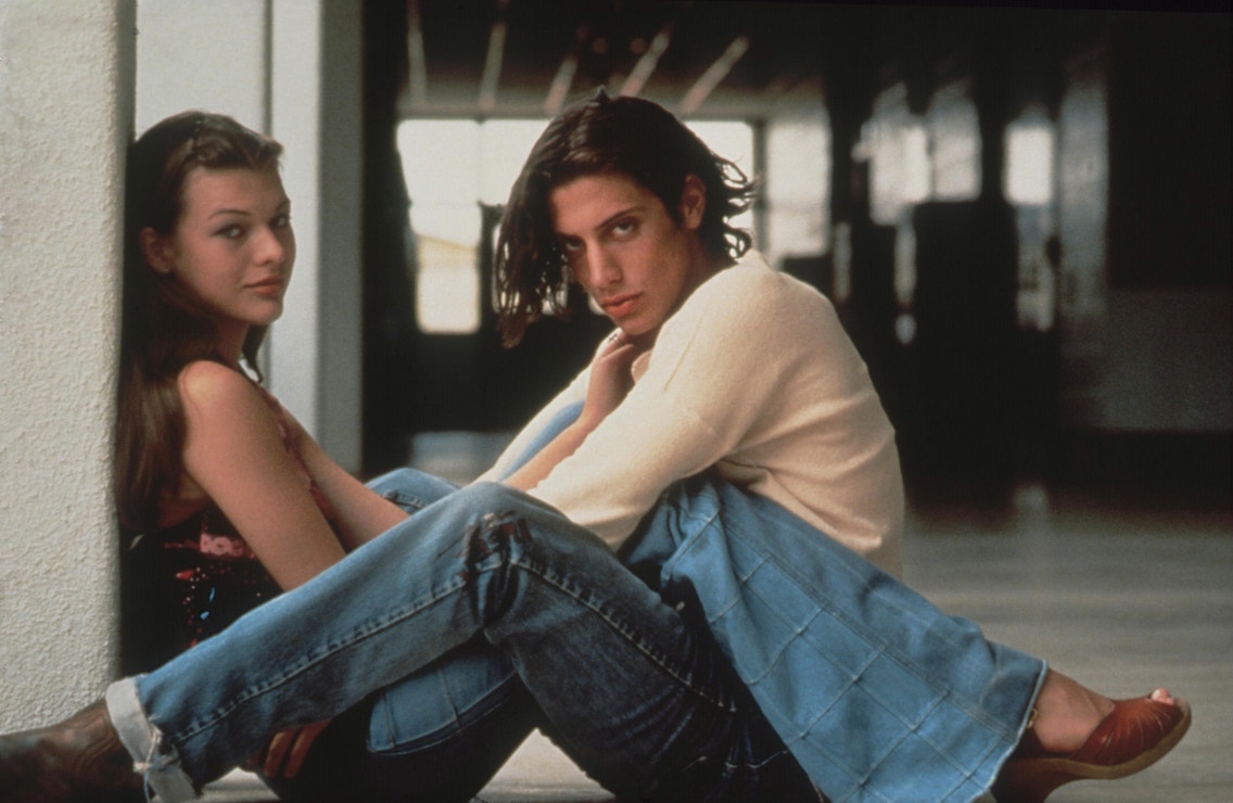Milla Jovovich a Jason London ve filmu Omámení a zmatení, 1993