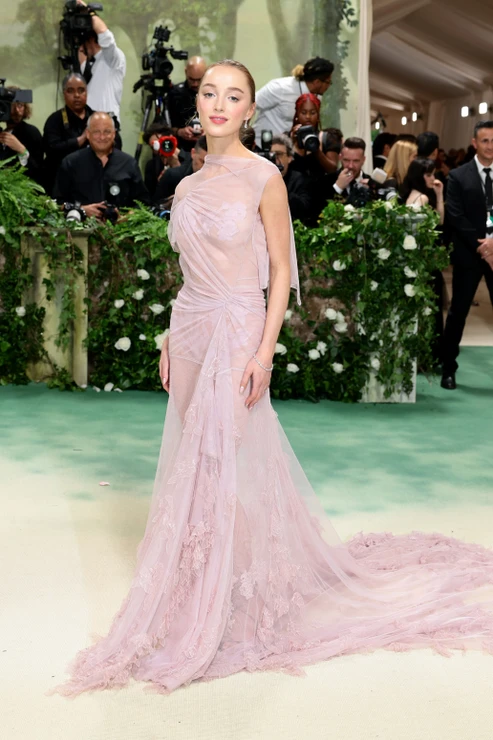 Phoebe Dynevor na Met Gala 2024