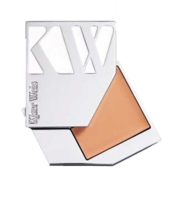 Krémový bronzer v odstínu Bask, KJAER WEIS, prodává Sephora, 1 390 Kč