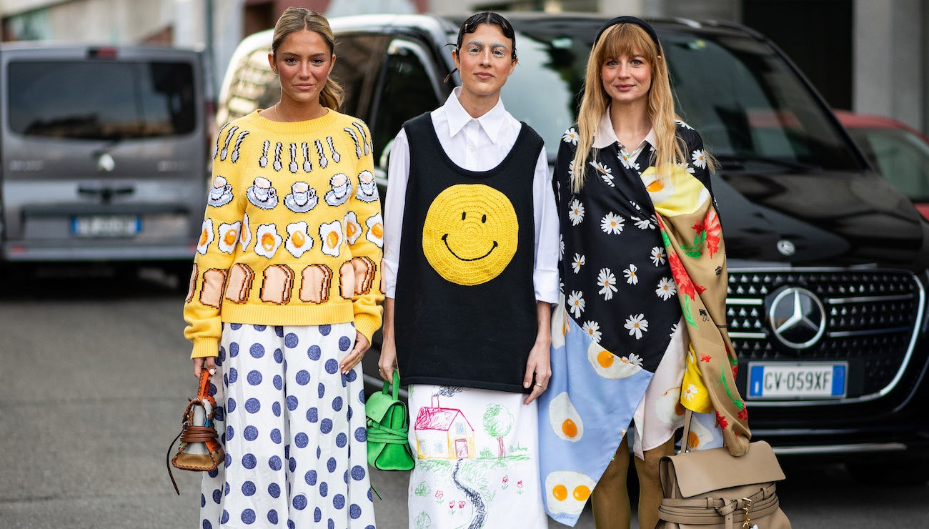 Street style na milánském týdnu módy před přehlídkou Moschino. Tyhle modely vám dodají pořádnou dávku radosti. Únor 2025