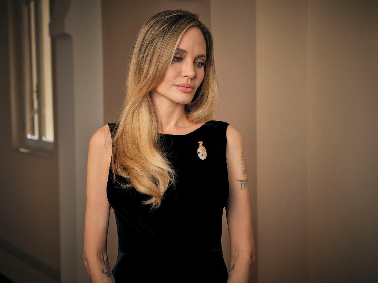 Angelina Jolie v Benátkách v šatech Atelier Jolie a s broží Cartier na tiskové konferenci k filmu Maria, 29. srpna 2024