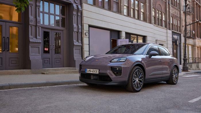 Macan 4, 2024, Porsche AG, Macan 4 Electric: spotřeba elektrické energie kombinovaný provoz (WLTP) 21.1 – 17.9 kWh/100 km, emise CO2 kombinovaný provoz (WLTP) 0 g/km, CO₂ class A