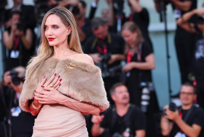 Angelina Jolie na premiéře filmu Maria v Benátkách v šatech Tamara Ralph a šperky Cartier, 29. srpna 2024