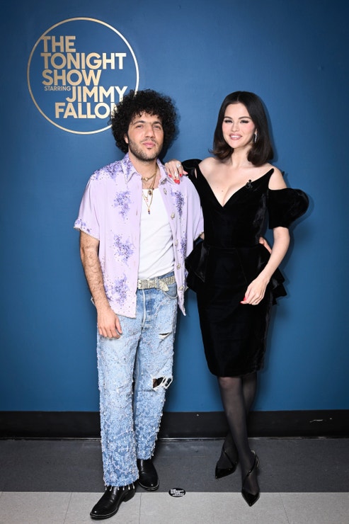 Benny Blanco a Selena Gomez ve vintage šatech Mugler v The Tonight Show Starring Jimmy Fallon, 20. března 2025