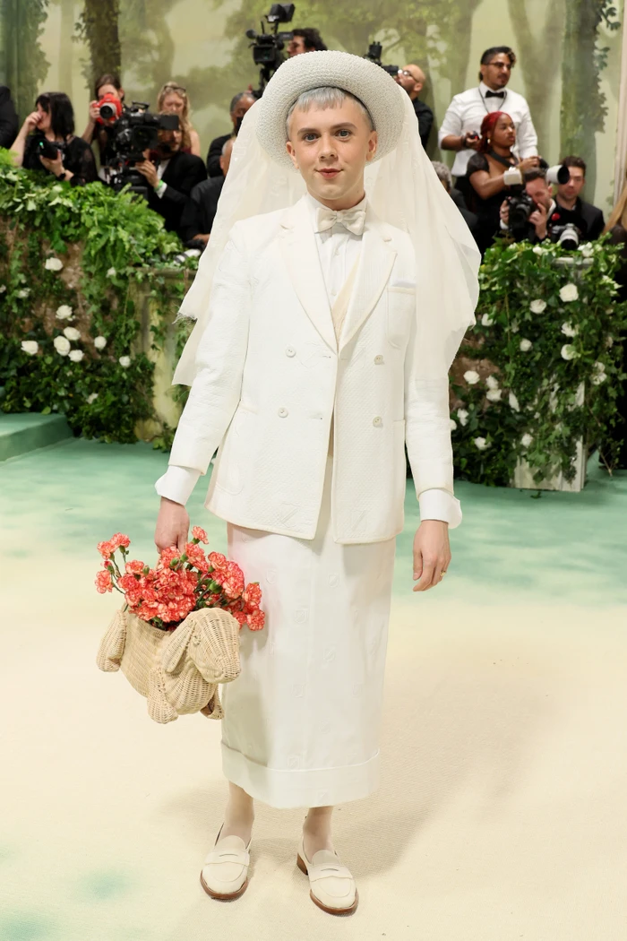 Cole Escola v Thom Browne na Met Gala 2024