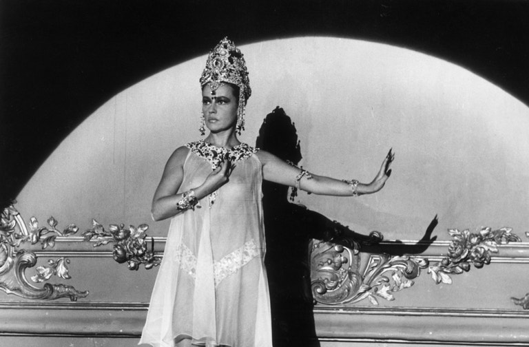 Jeanne Moreau ve filmu Mata Hari, Agent H21 v kostýmu od Cardina, září 1964