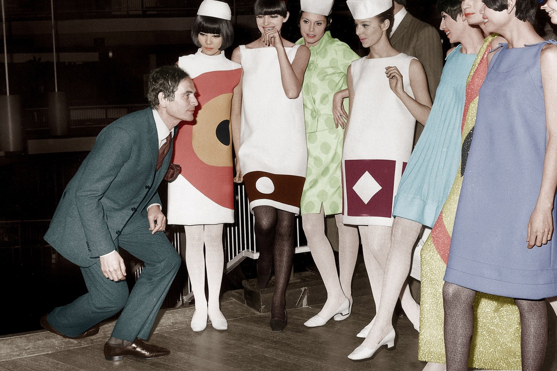 Pierr Cardin s Hiroko Matsumoto (po jeho levici) a dalšími modelkami v Londýně, 1966