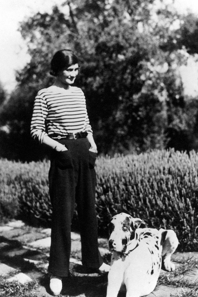 Coco Chanel v klasickém bretaňském proužku, který proslavila, doma na francouzské Riviéře se svým psem Gigotem, 1930