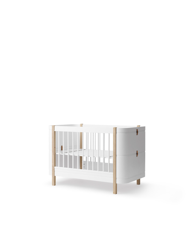 Dětská postýlka Mini+ v barvě white/oak, OLIVER FURNITURE, k dostání ve studiu Viabel, Klimentská 52, Praha 1, 34 900 Kč